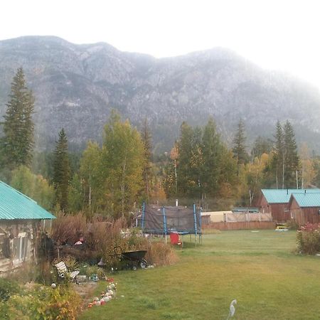 Готель Steamboat Mountain Chalets Spillimacheen Екстер'єр фото