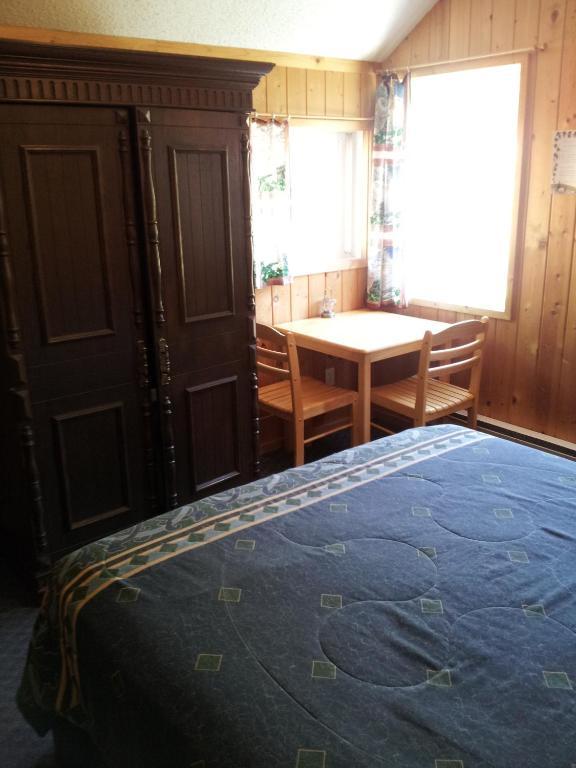 Готель Steamboat Mountain Chalets Spillimacheen Номер фото