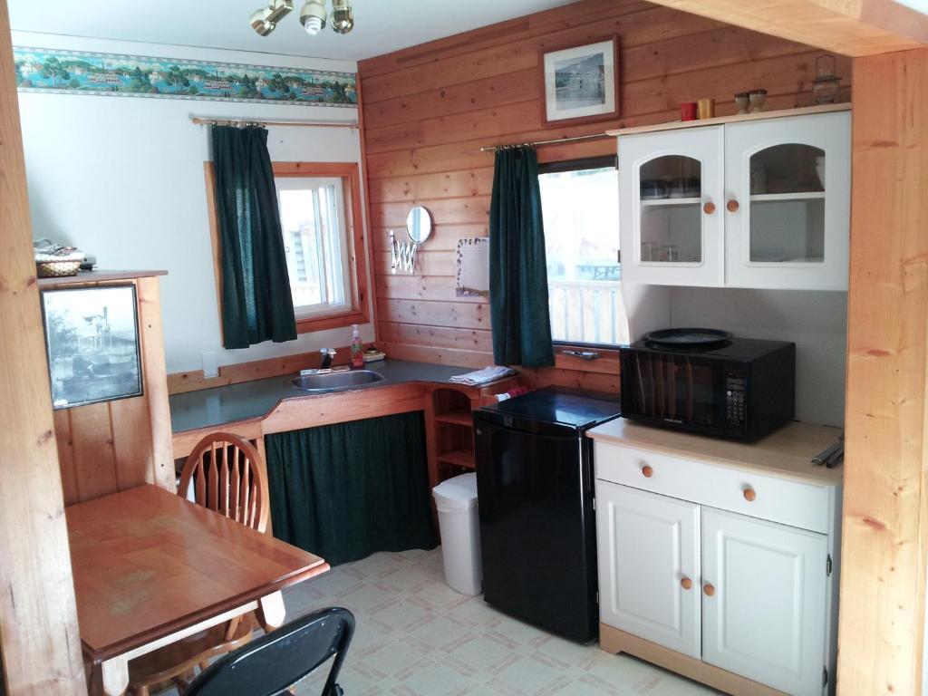 Готель Steamboat Mountain Chalets Spillimacheen Номер фото