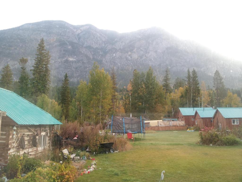 Готель Steamboat Mountain Chalets Spillimacheen Екстер'єр фото