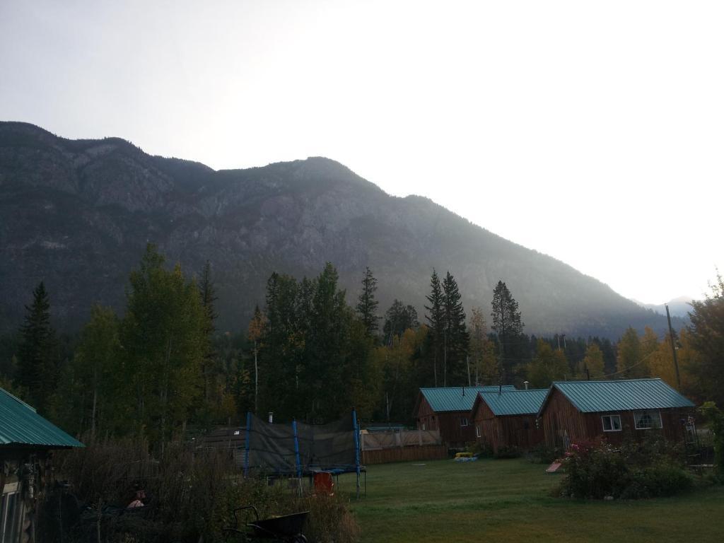 Готель Steamboat Mountain Chalets Spillimacheen Екстер'єр фото